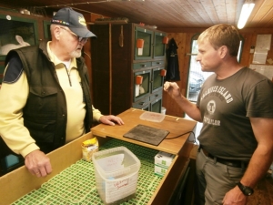 Torsten legt de werkking van de warmte plaatje uit voor in het nest kasje.